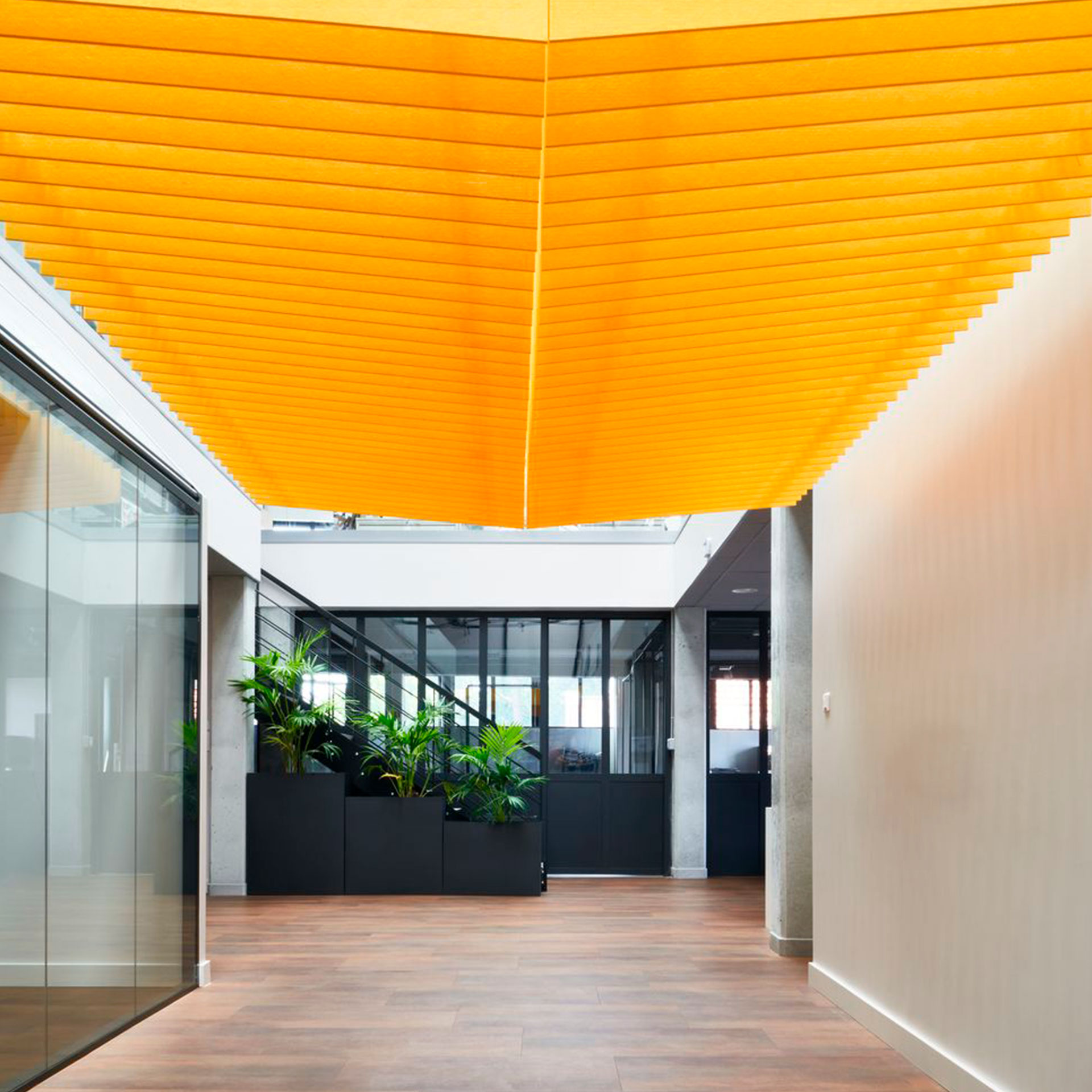 Paneles acústicos instalados por DK Comercial Decoración